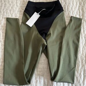 HEROS The 80s Legging in Army Black